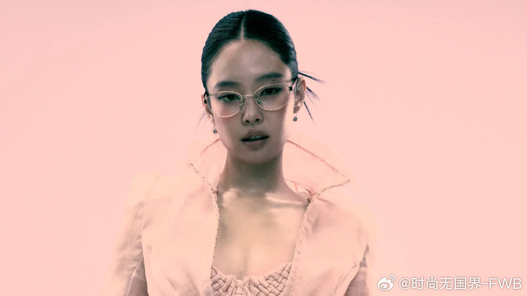 【#Ray-Ban母公司第三季度营收增长9%# 】

时尚无国界获悉，全球眼镜巨头依视路陆逊梯卡（EssilorLuxottica）集团在2026年第三季度业绩显示，营收同比增长9%至74.86亿欧元，按固定汇率增长7.2%，超出市场预期。得益于传统眼科护理及医疗技术业务的稳健表现，业务增幅超过6%；而涵盖Meta智能眼镜及Nuanc ​