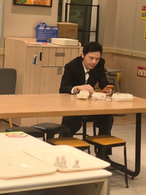 有网友在河北偶遇向佐一个人在吃汉堡！他一个人叫了四个汉堡，这饭量够大的，可能是因为他练武，体力消耗大，吃这么多也正常，之前他和胡军录节目的时候一起吃饭，胡军就被他的饭量震惊了，他这次去河北应该是有工作安排，他真的挺拼的，全国各地的跑，行程很满，本来他是最有资格躺平的富二代，但是却很努力，怪不得他妈妈