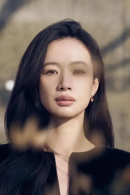 李梦～她身形高挑舒展，骨架匀称，不是纤弱单薄的类型，体态里带着松弛的力量感，站定的时候，不需要刻意摆姿态，就能透出一种疏离又执拗的气场，很多人会忽略，她的外貌本身就在为角色服务，眉眼间自带的故事感，让她不用过多表演，仅仅一个静态镜头，就仿佛背负着过往的纠葛，这种不迎合主流审美的长相，恰恰是她独一份的