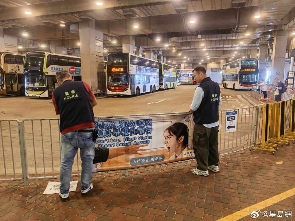 #香港# 【屯门警区加强公共交通系统保护妇女宣传，打击偷拍及性骚扰】屯门警区针对市民上下班交通繁忙时段，在区内多个公共交通枢纽、巴士站及轻铁沿线，开展保护妇女防罪宣传行动。屯门警区指挥官马伟卿总警司带领警区人员，联同屯门区扑灭罪行委员会委员及多名屯门区区议员，在轻铁站悬挂防罪横幅、 ​