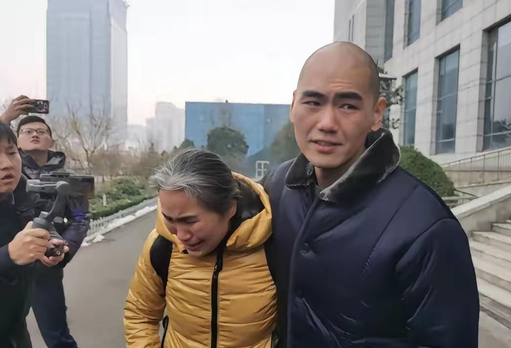 2005年，山东临沭二中一名高一女生失踪，一个月后遗体在教学楼停用厕所被发现。没有指纹、精斑，也没有任何客观物证指向他，16岁的班长张志超，还是在2006年被判无期。
他没上诉。他后来说，曾向检察官喊过冤，随后又被带走讯问，&34;受不了那种折磨，不敢再申诉&34;。
沉默六年后，探视玻璃那头，他终于崩溃：&