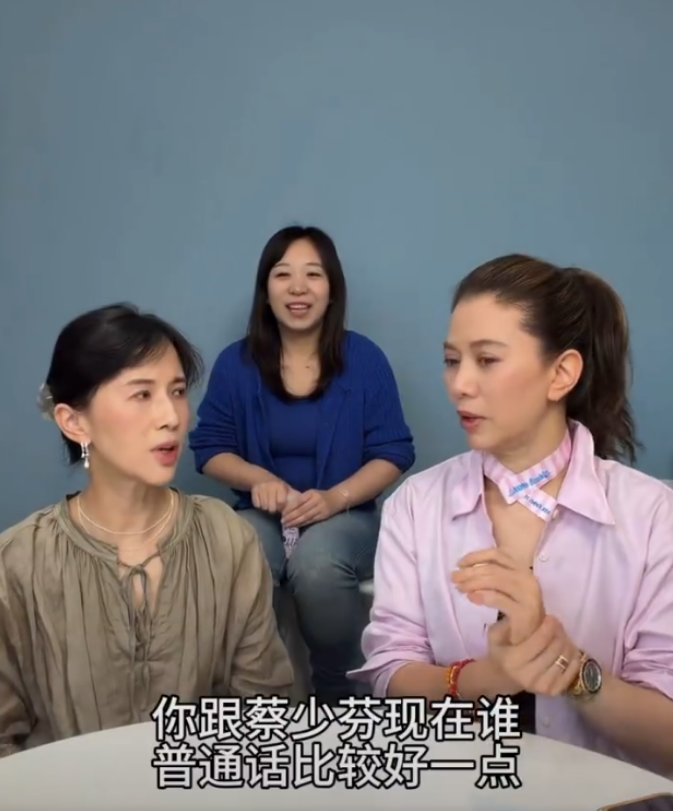 完全忍不住啊，papi酱和袁咏仪的这段对话我已经来回看了四五遍，每一遍都笑得肚子疼。

papi酱好奇袁咏仪和蔡少芬的普通话谁更好一点，谁知靓靓就急了，一顿手舞足蹈后大声抗议：你能不能拿别的人和我比！

papi酱连忙解释，毕竟蔡少芬也经常在内地上节目，加上她老公张晋还是内地人，多少会有点学习普通话