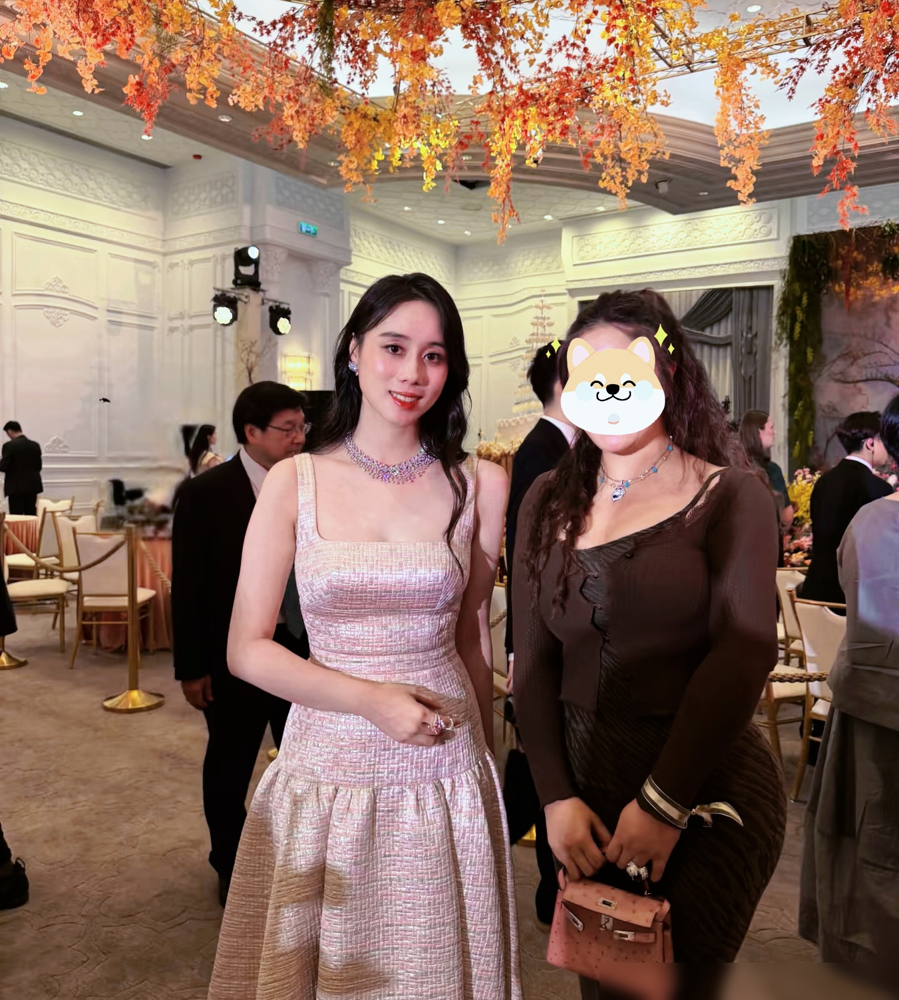 何猷君在9月28日的澳门答谢宴上当众自嘲明明比老婆矮半个头，还非要去追人家小明，全场笑翻了。
法国那场婚礼，走的是古堡私密路线，来的多是王嘉尔、谷爱凌这批年轻好友。结果轮到澳门场，画风直接变成顶级豪门社交局。500人的场子，港澳政商要员、赌王家族全员到齐，娱乐圈的黄晓明、陈乔恩、古巨基也全来了。