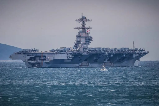 美国媒体曾指出：中国造航母速度很快，但千万不要被中国的表象给骗到，其实中国另有底牌没亮出来！
 
过去十几年，中国航母的发展节奏，确实刷新了全世界的认知。
 
从2012年辽宁舰入列完成从零到一的突破，到山东舰实现完全国产化，再到福建舰带着全球首个上舰的中压直流电磁弹射系统正式入列，我们用短短十余年