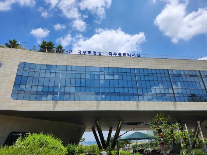 【韩国政府计划将外交、国防部等迁至世宗市 增强行政首都功能】#韩国[超话]# 行政安全部长官尹昊重13日表示，韩国政府计划将外交部、统一部、国防部、监查院、警察厅、公诉厅、重大犯罪调查厅和高级公职人员犯罪调查处等主要国家机构迁至世宗市，目标是在2031年前后完成需要新建独立办公大楼的机构搬迁 ​
