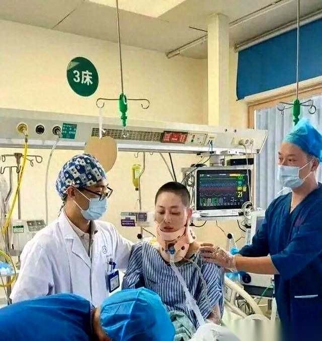 从三十五楼坠落下来还能活着说话，这事发生在一个叫“晚安安”的女网红身上。
消失几个月后，她突然发了一条视频，对着镜头亮出脖子上的切口疤痕，宣布自己“重新活了一次”。
手术台上躺了整整十四个小时，人被推进重症监护室，一关就是五十天。等她终于睁开眼睛看清周围，右边裤管底下已经空了。
小区楼下的绿化带在关