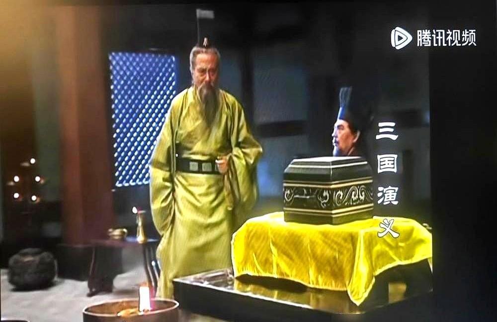 糜竺一句台词喊孔明太宗，直接把庙号给提前安排了。

94版三国第11集这个台词硬伤，硬是被现在的年轻人拿放大镜从近一千万条弹幕里挑了出来。一部播了三十多年的剧，播放量干到了3.5亿。去年年底苏州三十周年交流会，魏延赵云姜维的演员一露面，满屏弹幕全是参见丞相。

能被当成史料逐帧考据，被当梗玩，甚至被