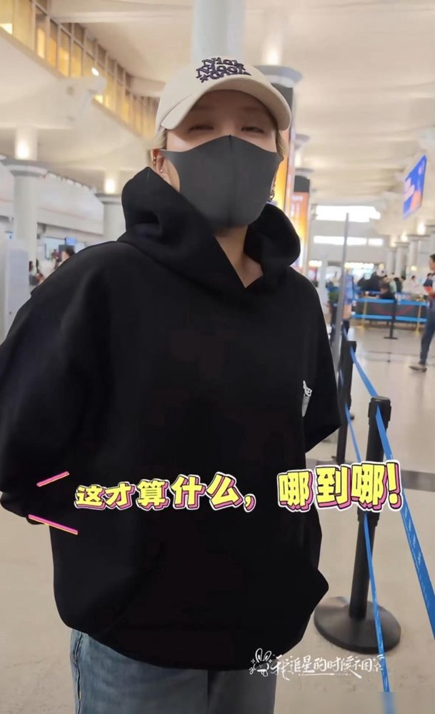 厉娜在镜头前直接开撕许飞：你毁了我七年。
06超女那点事，憋了快20年，终于当面炸了。厉娜说当年自己准备跳槽，私密计划被泄露，结果被公司雪藏七年。她认定是许飞告的密，至今不原谅，连关注都取关了。
许飞当场否认，说自己当时也是新人，同样被牵连。两人在节目里互通信件，最后也没和解。
何洁在旁边补了