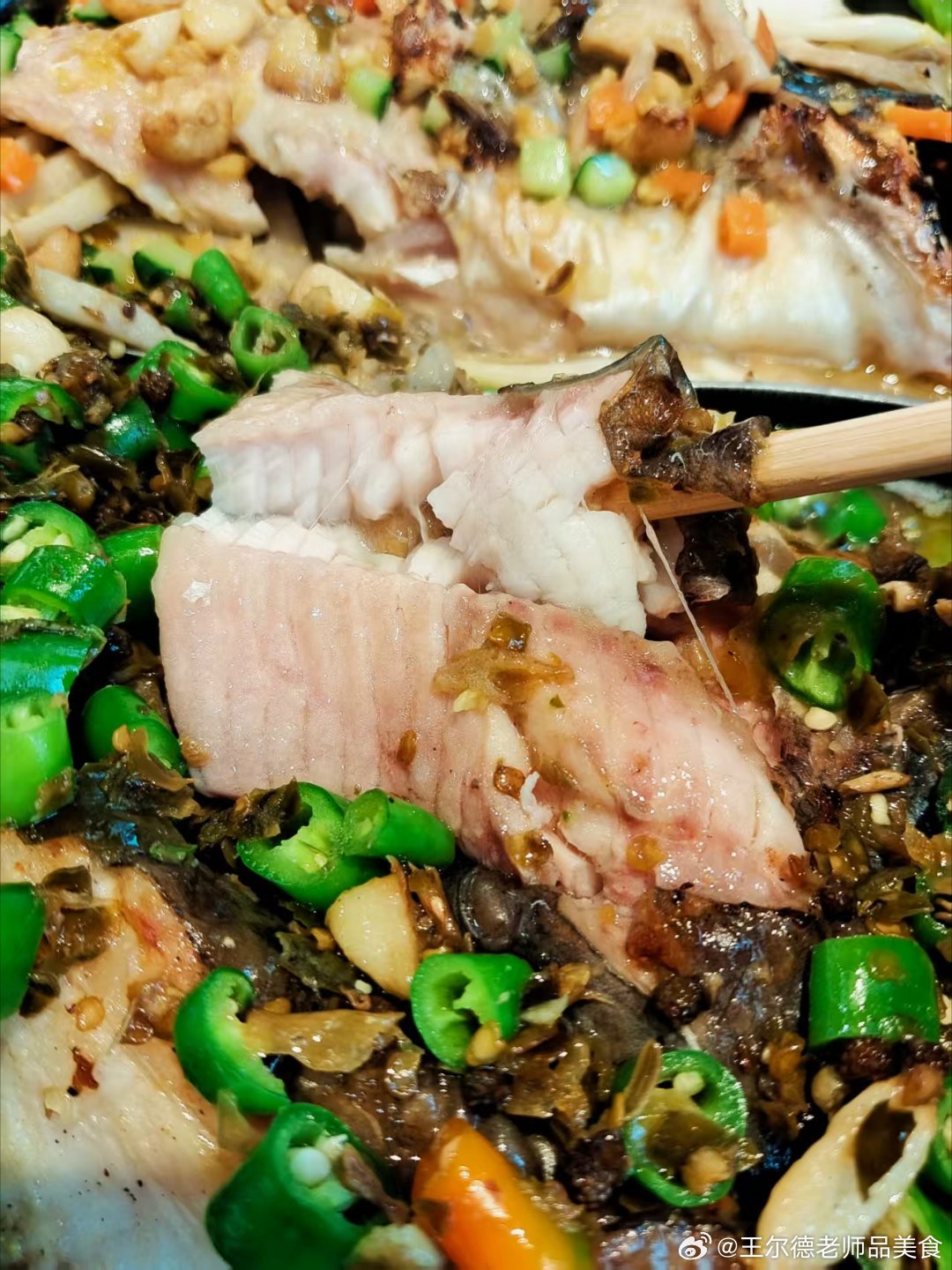 秋林逛吃逛到饭点直接冲四楼，这家秋林先生烤鱼，是秋林公司自营品牌，品质没得说。🐟 真·活鱼现烤 鲜到出圈店里的鱼都是明档，捞的时候活蹦乱跳，现杀现烤。烤到鱼皮边缘焦脆起皱，里面的肉性能有些美。新鲜食材，原始做法，确实好吃。🐟 清江鱼 懒人吃鱼福音直接点清江鱼准没错，它的肉质比普通鱼细嫩很多，几乎没什么小细刺。老人小孩吃着也放心。🌶️ 双拼口味 一次性解馋最贴心的是支持一锅双拼，不用纠结选哪个口味。我每次必点青花椒拼蒜香，一边是青花椒的鲜麻劲，麻得舌尖微微酥，越煮越入味；另一边是焖得裹满蒜香的鱼肉，蒜香完全渗进每一丝肉缝里，连底下的配菜浸了汤都香到抢着吃。秋林的店还是靠谱，没有花里胡哨的营销，全靠口味和品质留回头客。一锅热乎的烤鱼，配碗大米饭，就是哈尔滨老商场里最踏实满足的一顿。 哈尔滨·秋林先生·烤鱼