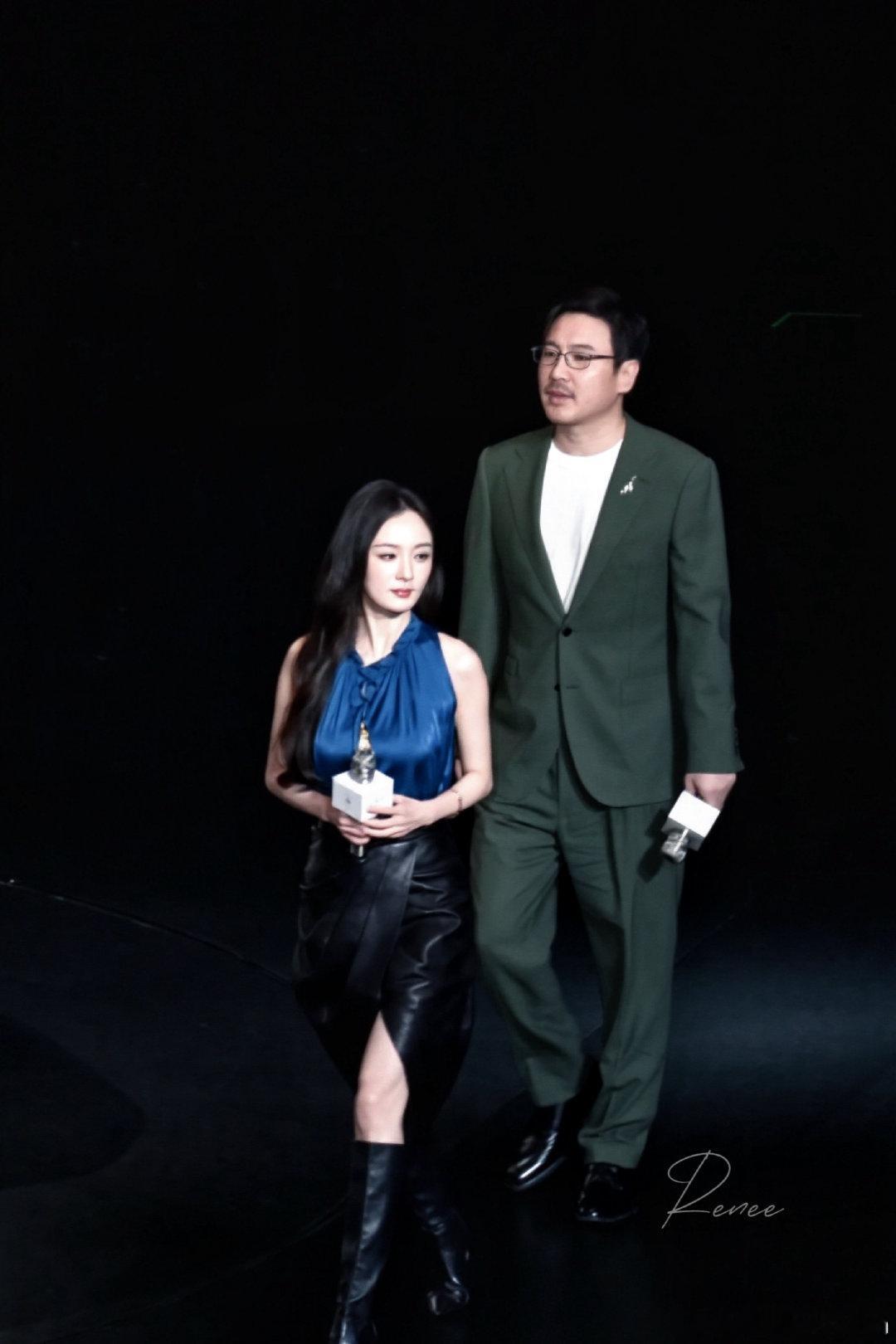 #杨幂[超话]##沈腾又忘记扶杨幂了#这张真的太有感觉了，幂姐和沈腾在一块就笑点满满 ​