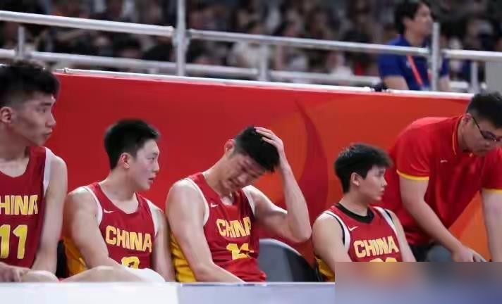 男篮亚运会连日本二队都打不过，朱芳雨直接开骂了。
他原话很扎心：竞技体育结果不会陪任何人演戏。训练方法、篮球理念，是不是真跟上时代了？日常练的量够不够、方式对不对，他连发几问。
说白了，从青训选材到地方篮协，从唯身高论到动辄几万的培训费，窟窿早就在那摆着。以前拿亚洲冠军，靠的是基本功和对抗，现在
