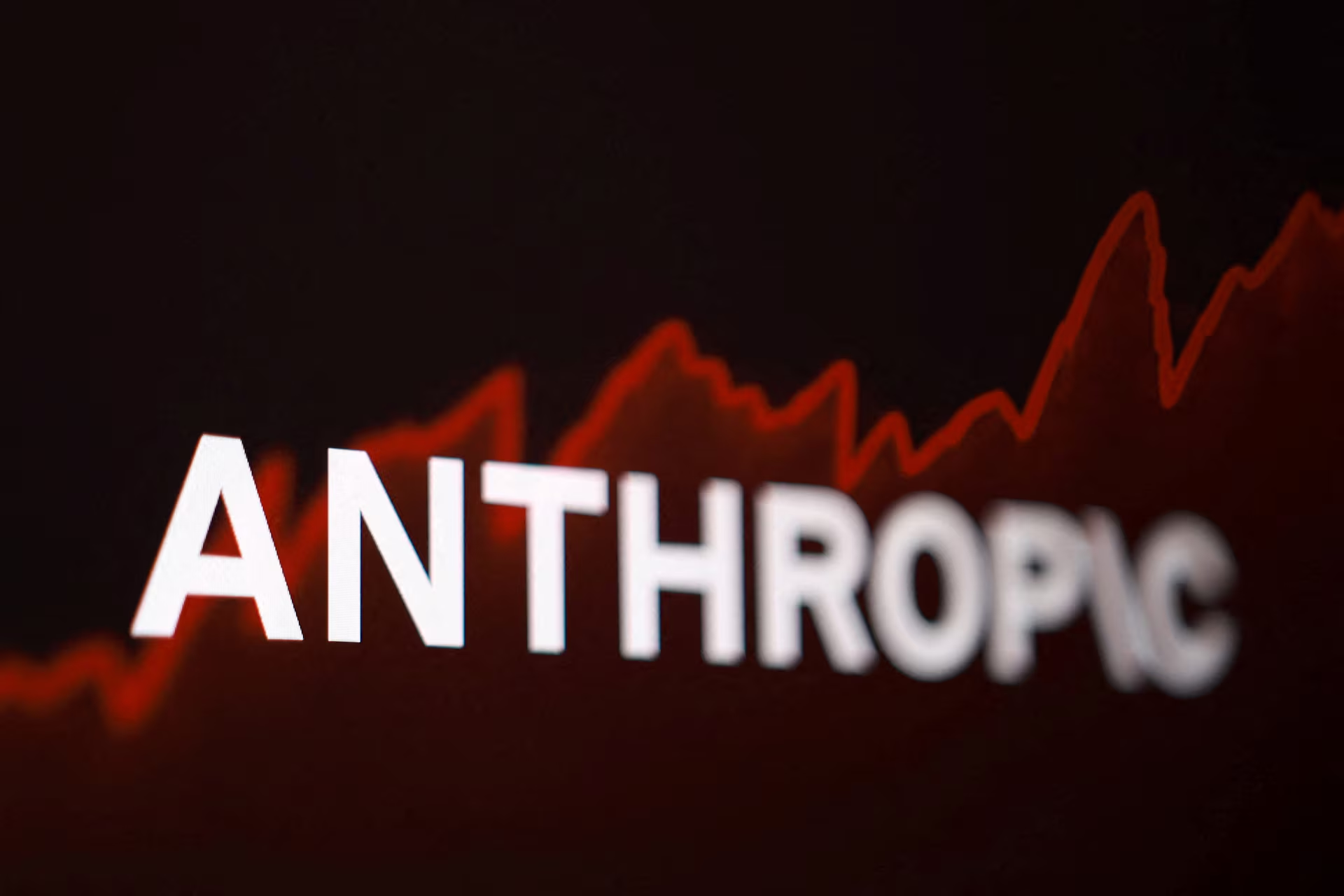Anthropic的万亿IPO，真正该看懂的不是亏损数字
路透社披露了Anthropic的IPO招股书，焦点都集中在几个惊人的数字上：目标估值超过2万亿美元，但2025年净亏损高达420亿美元。一个亏损如此严重的公司，凭什么支撑起这样的天价？
重点不是它亏了多少，而是它“为什么”这样亏，以及钱都流向