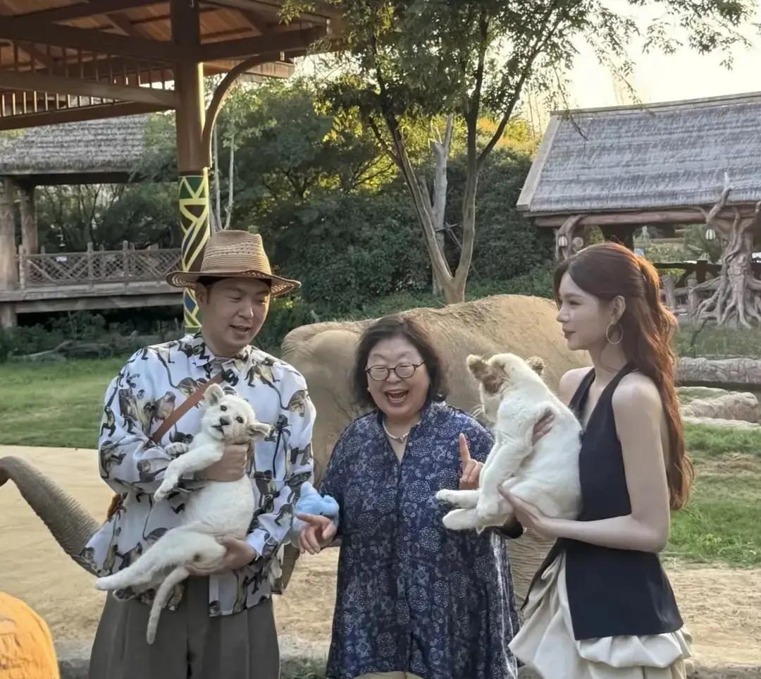 婆媳关系能处成闺蜜的，沈梦辰和婆婆这对真是少见。

很多人都说，婆媳相处最难，能不翻脸就不错了。可沈梦辰偏不按常理来，跟婆婆处得特别亲，亲到什么程度？说句夸张点的，杜海涛想跟亲妈聊两句，都得先看看档期。

这事儿不是一开始就这么顺。早年杜海涛在节目里突然抛出一个问题，直接问她：“要是我妈开口，你愿意