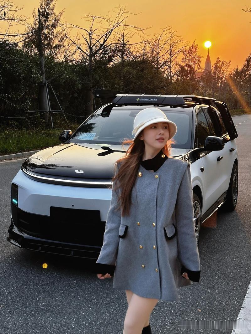 很多人都说理想汽车靠冰箱彩电大沙发出圈，实际上理想能持续热销，真正核心底牌藏在底盘和供应链体系里。
 
9月理想上险大约3.1万台，L6、i6、i9、MEGA多款车型同步走量，能看出来早就不是靠某一爆款吃老本。

最值得琢磨的是理想的造车思路：它并没有追求什么零件都自己生产，而是把整车和核心零部件企