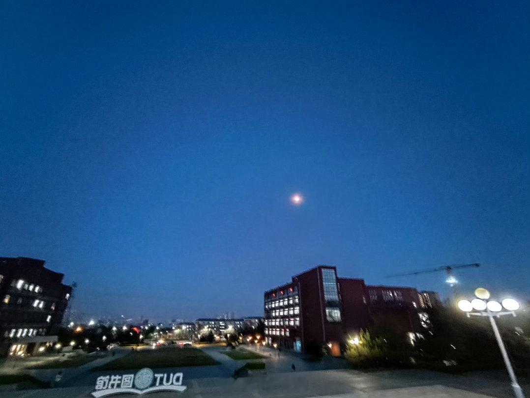 #沈医学院筑牢校园安全防线# 
晚风轻落，归于安宁。沈阳医学院扎实开展校园安全排查，筑牢校园防护屏障，以细致守护，静待新学期学子归来，晚安，沈阳！#小沈奈特说# 
[照相机]｜大连理工大学
[浪]｜​