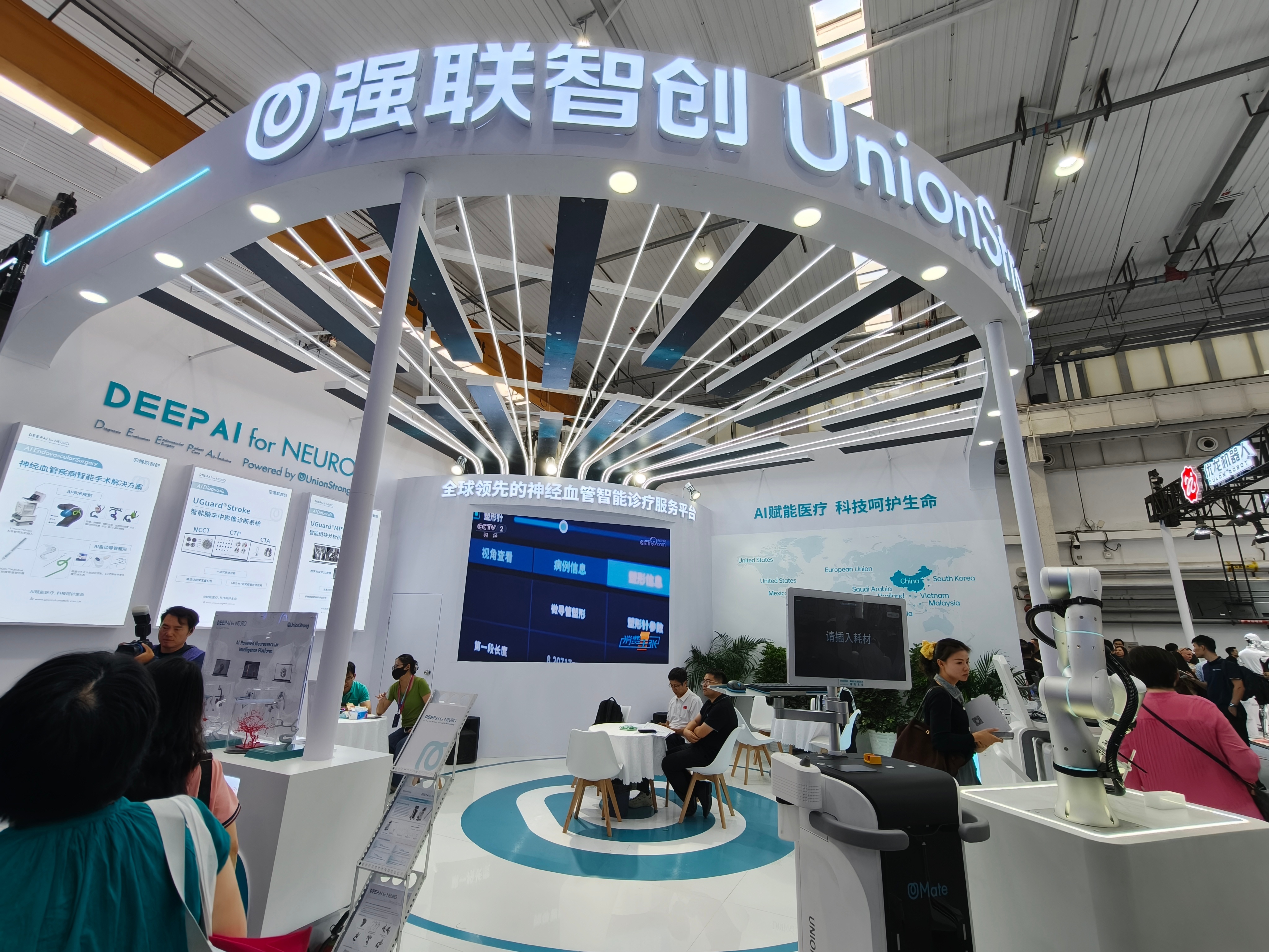 #世界机器人看北京亦庄# 今去到北京亦庄逛2026世界机器人大会，直观的感觉就是，今年终于不只是“看人形机器人整活”，而是在看机器人怎样进入真实工作流。

先看了机器人会客厅、机器人消费街，以及A馆的强联智创、京津冀机器人产教融合协同发展展区、云迹科技、长木谷医疗和亦庄机器人产业发展展区。 ​