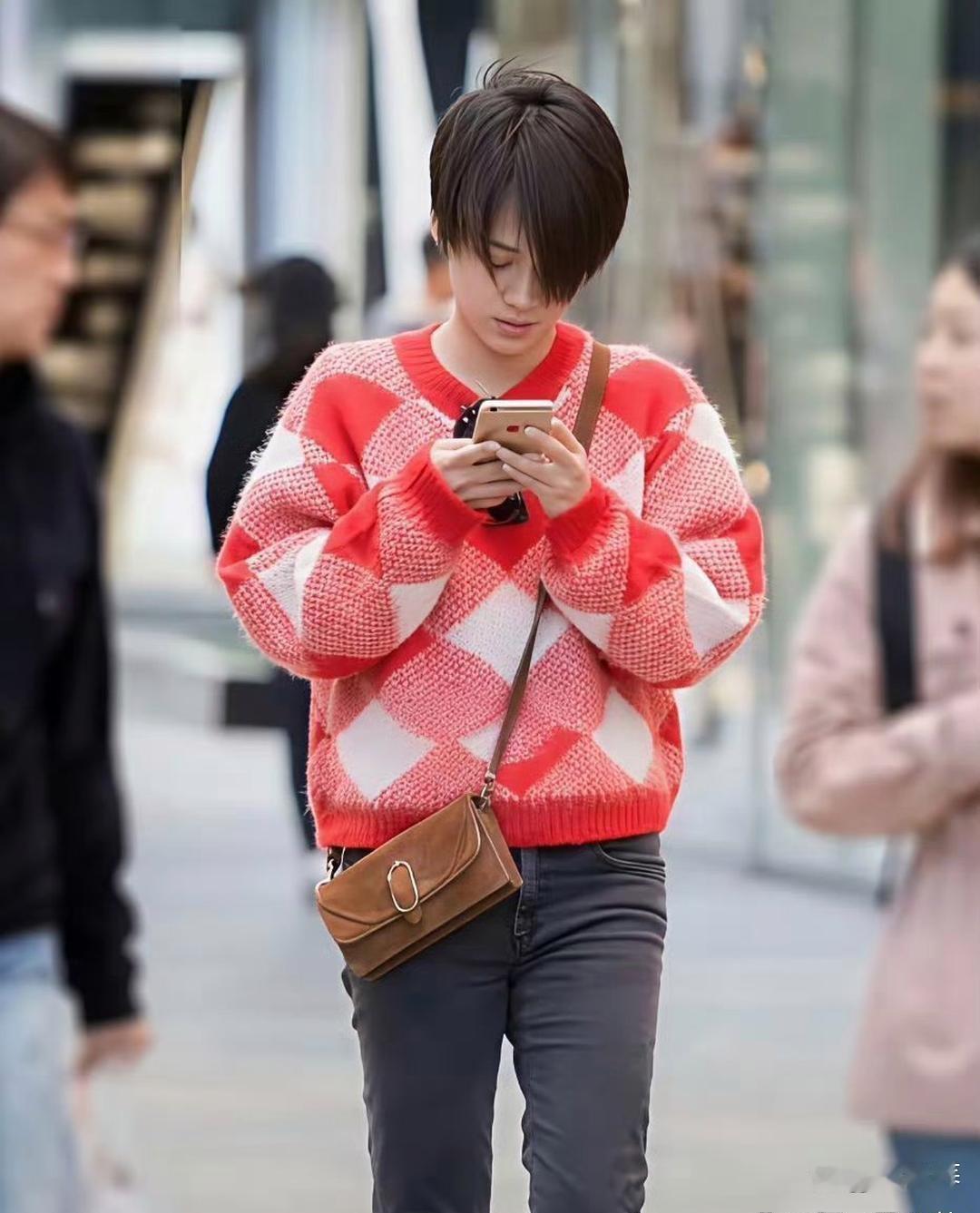 马‌⁠思纯‏是‏‏真的‍‎‏敢，‏女明星里敢剪这么短头‏发的，⁠真没几个。​​​