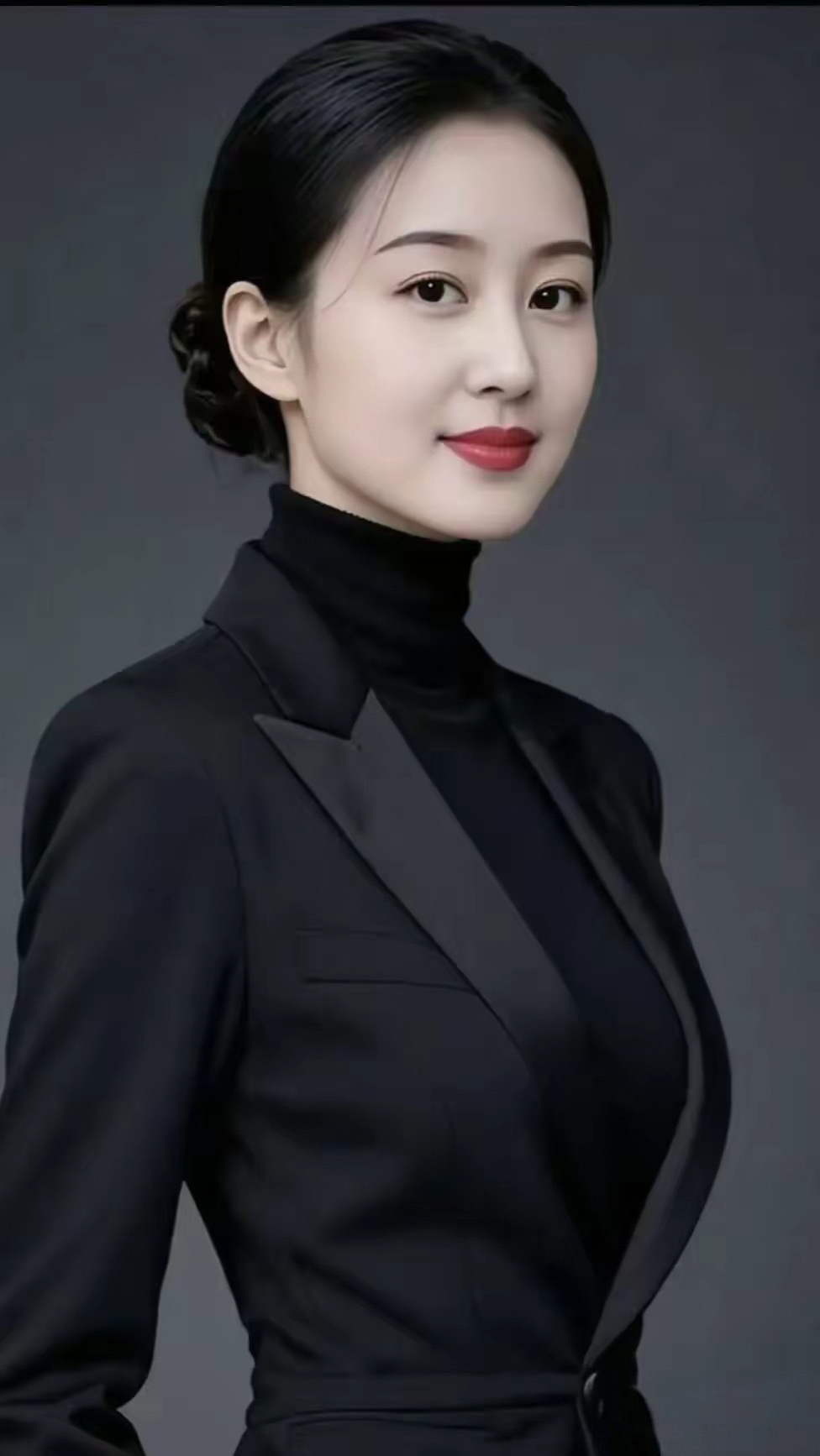 《职场美女》 干练黑装秀端庄， 高绾云鬟显飒爽。 红唇浅笑韵如兰， 雍...