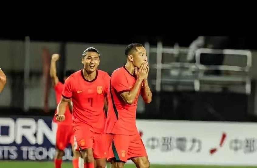 中国U23男足0比0逼平伊朗队，两轮不败积4分把出线主动权攥在了自己手里。今天下午名古屋刈谷体育场，小伙子们硬扛了九十分钟，吴曦那脚凌空抽射砸在横梁上弹出来的时候，多少人在屏幕前拍了大腿。场面确实被动，控球率只有三成，伊朗人靠着身体和定位球反复砸门，但朱辰杰领的后防线愣是没散，李昊该扑的也都扑出去了