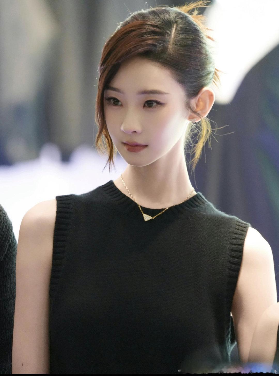 我晕了这个张艺凡已经美成这样了？
#prada# ​