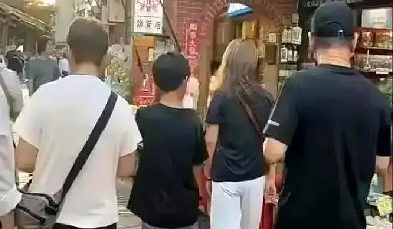 汪小菲前脚刚因为跟异性吃烤肉被推上热搜，后脚就被拍到带着全家人在老街压马路。
别整那些虚头巴脑的公关辟谣，这一幕比发十篇小作文都管用得多。
深坑老街的小吃摊前，马筱梅伸手搂着霖霖的肩膀，孩子半边身子几乎全挂在她身上，一路嘀嘀咕咕有说有笑。
旁边跟着的丈母娘愣是插不上话，索性伸手去把最小的那个抱