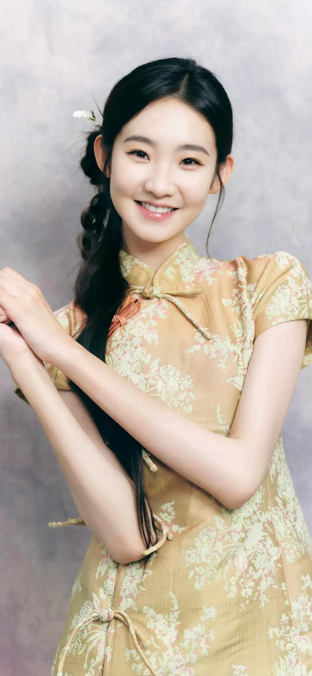 一个穿旗袍的女孩在微笑。 (张艺凡)