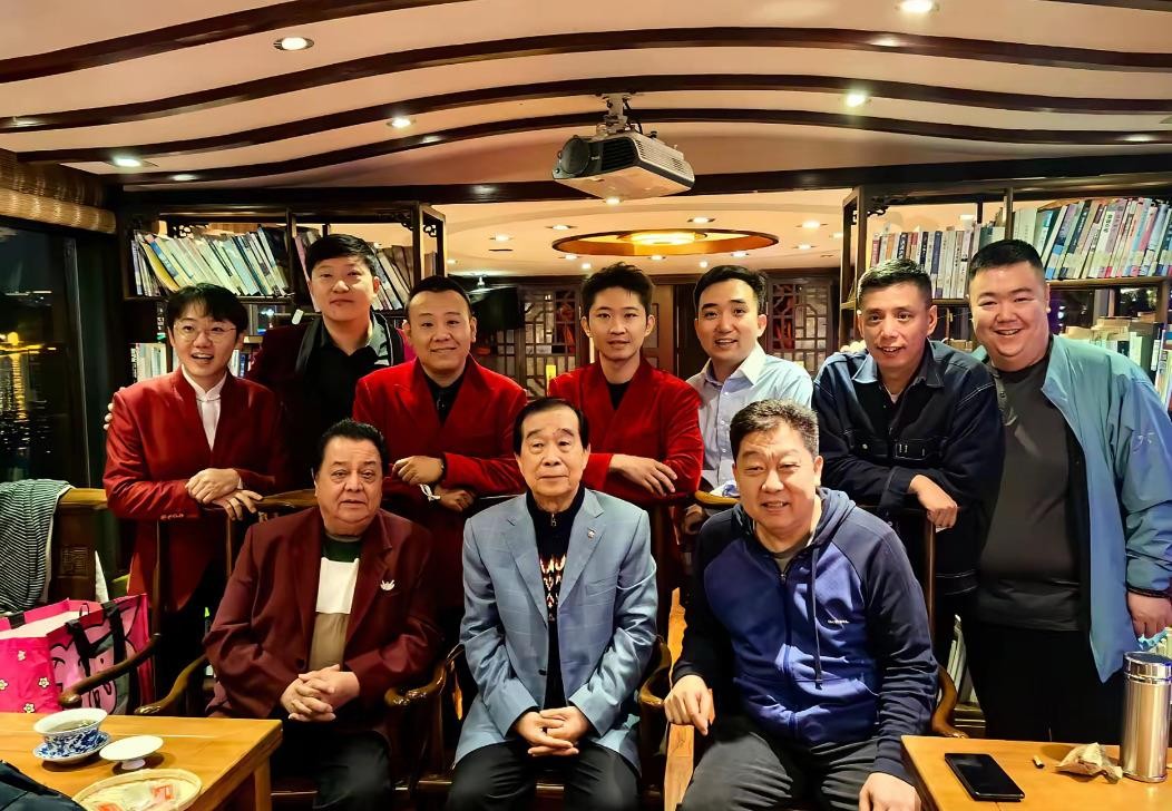 相声圈有张私下聚会的照片传出来，李金斗、刘俊杰几位老前辈都在，后排站着贾旭明这些春晚、喜剧大赛上常见的青年演员。就是圈里人自己聚一聚，留个纪念，没舞台也没演出。
老艺术家带着中青年一辈合影，新老同框，看着挺自然。台上各说各的活儿，台下能凑一块儿坐坐，这种私下走动在曲艺行里不算新鲜事。
照片记录的就是