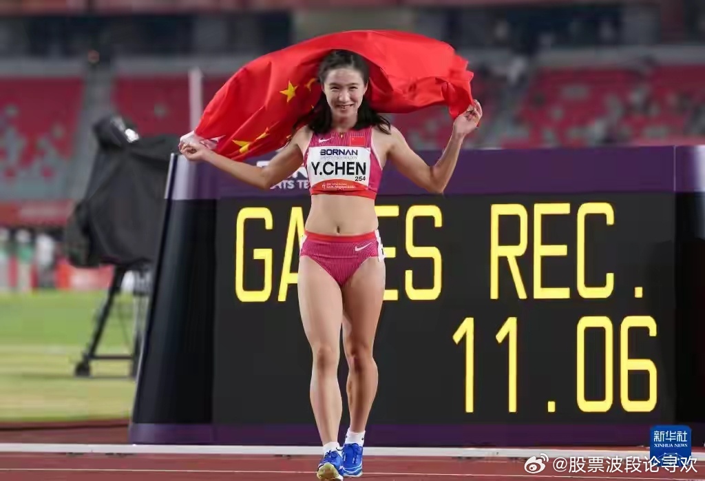 亚运百米冠军陈妤颉，赛场是飞人，赛场下是高三学生🏃♀️17岁拿下亚运金牌，光鲜背后，要平衡专业训练和紧张的高三备考。训练占据大部分时间，只能挤碎片化间隙看书刷题，承受训练与学习的双重压力。从校园运动会被教练发掘天赋，日复一日刻苦训练。私下也是普通少女，有自己的小爱好。赛道逐梦，考场拼搏。少年人的双向努力，太励志。陈妤颉 亚运会