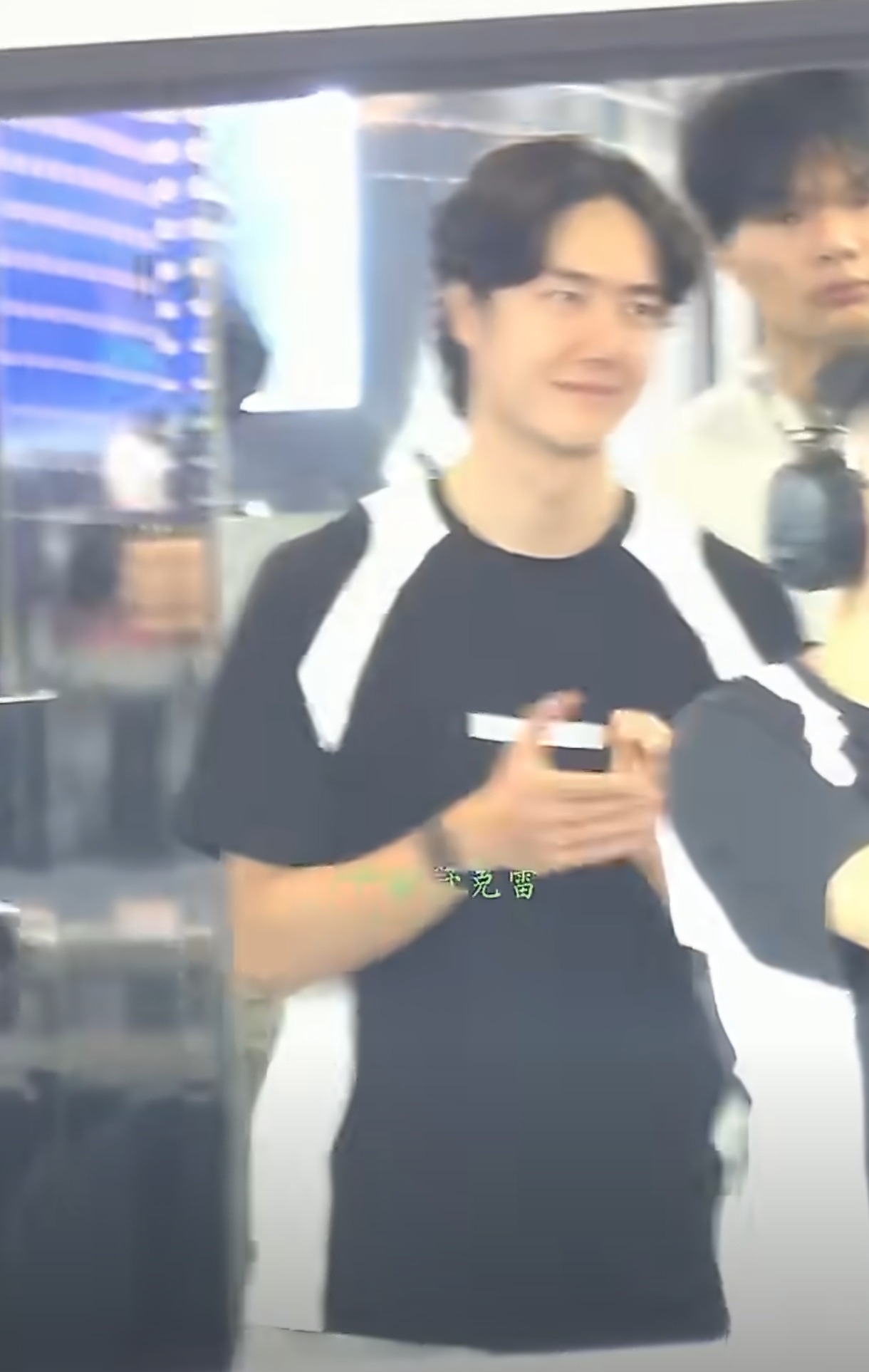 王一博罕见比心上热搜！粉丝直呼：妥妥有生之年系列