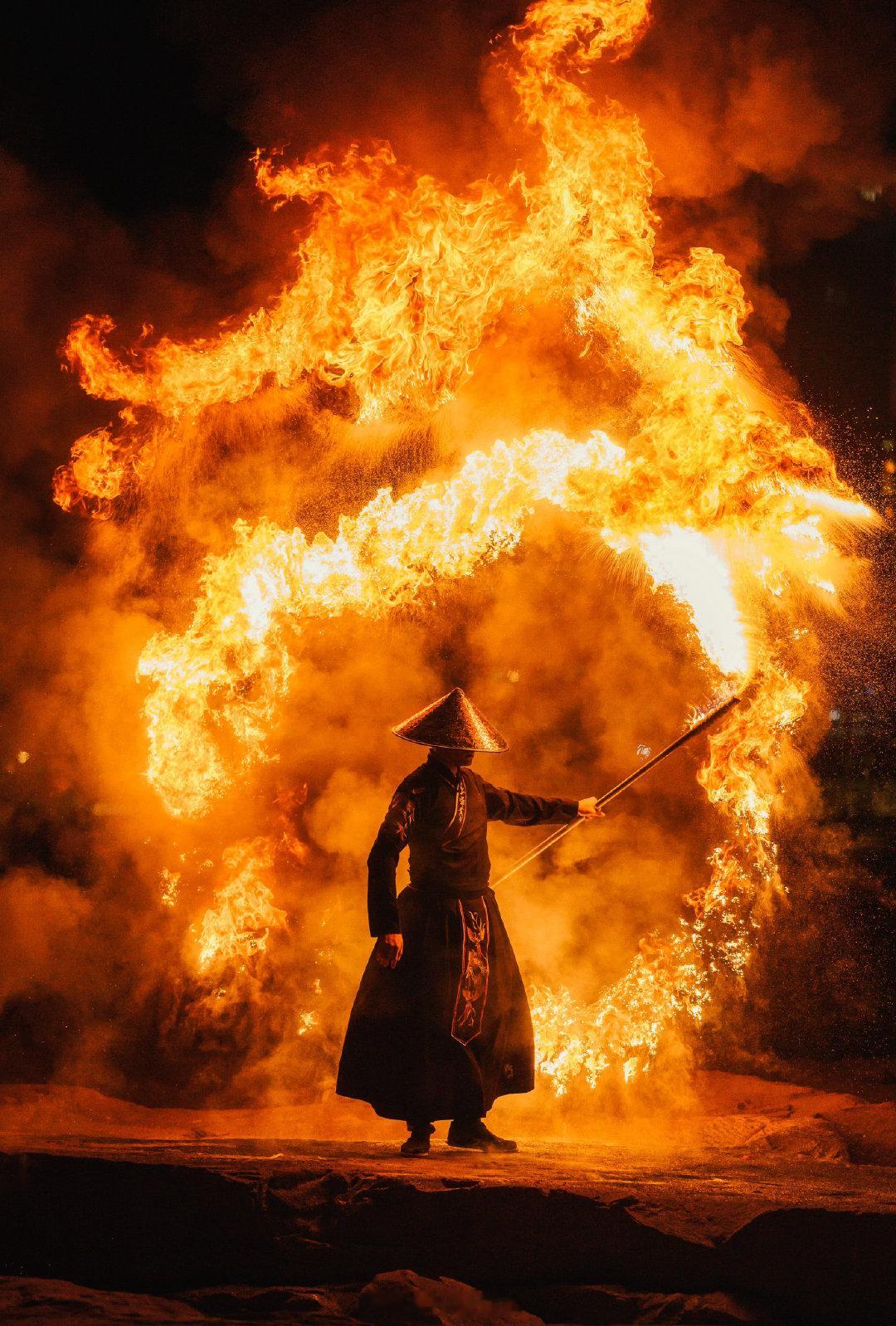 《火龙》

黑夜里，火棍被一次次挥向空中，烈焰顺着动作翻卷、延伸，偶然形成了像一条巨龙腾空而起的姿态。火焰的形状只存在极短的一瞬，我用 1/8000 秒的极致快门，把飞散的火星、舞动的火舌和人物的动作同时凝固下来。

摄影有时不只是记录眼前发生了什么，也是在极短的瞬间里，捕捉那些只存在于想象中的形态。那一刻，眼前的火焰像是真的有了生命。

Shot on Nikon Z7II + 85mm F1.8 S

#摄影灵感上新##光绘镜头签##微博影像年##人间着色##东方山河影像展#