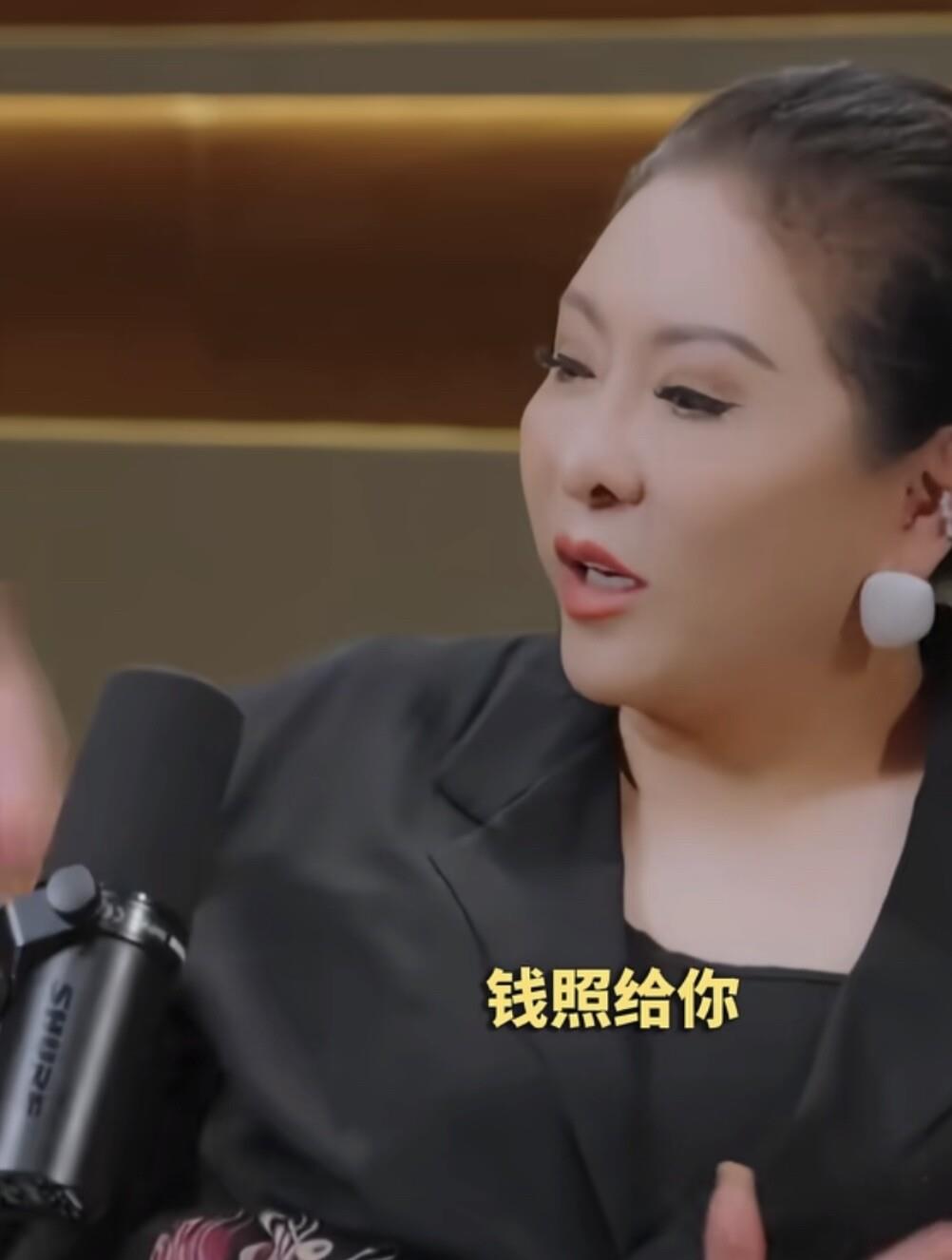 我忍了很久。
今天想说说。
其实向佑走到今天这一步，不是一天两天的事，全家人早就有感觉，只是谁都不肯先开口承认，
向太那段话，听着像在讲别人家的事，其实每个字都往自己身上扎。
向华强现在的态度是，钱照给，人别回来。
听着狠，往下听就懂了，不是心狠，是没辙。
小时候向佑一挨说就哭，哭到喘不上气。当妈的