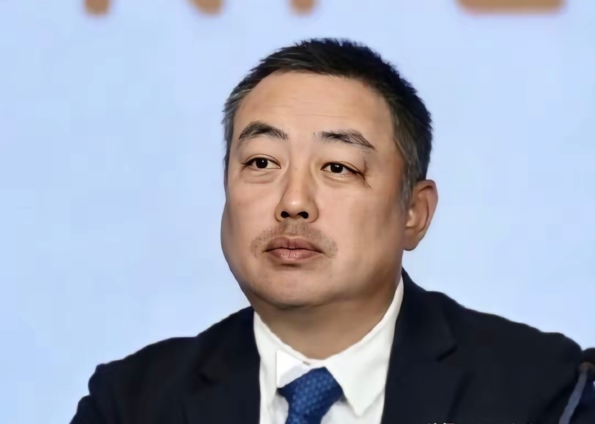 刘国梁主席这下可能有点尴尬！
他苦心布局的WTT陷入困局，世界排名沦为纸面数字！
​​新版世界男单榜单出炉，局面让人唏嘘。前十席位当中，仅有王楚钦、林诗栋两名国乒选手，更是时隔多年，没有国人跻身世界前三。目睹这样的结果，主导WTT改革的刘国梁，难掩内心的无奈。
​​当初创立WTT，初衷是盘活 ​
