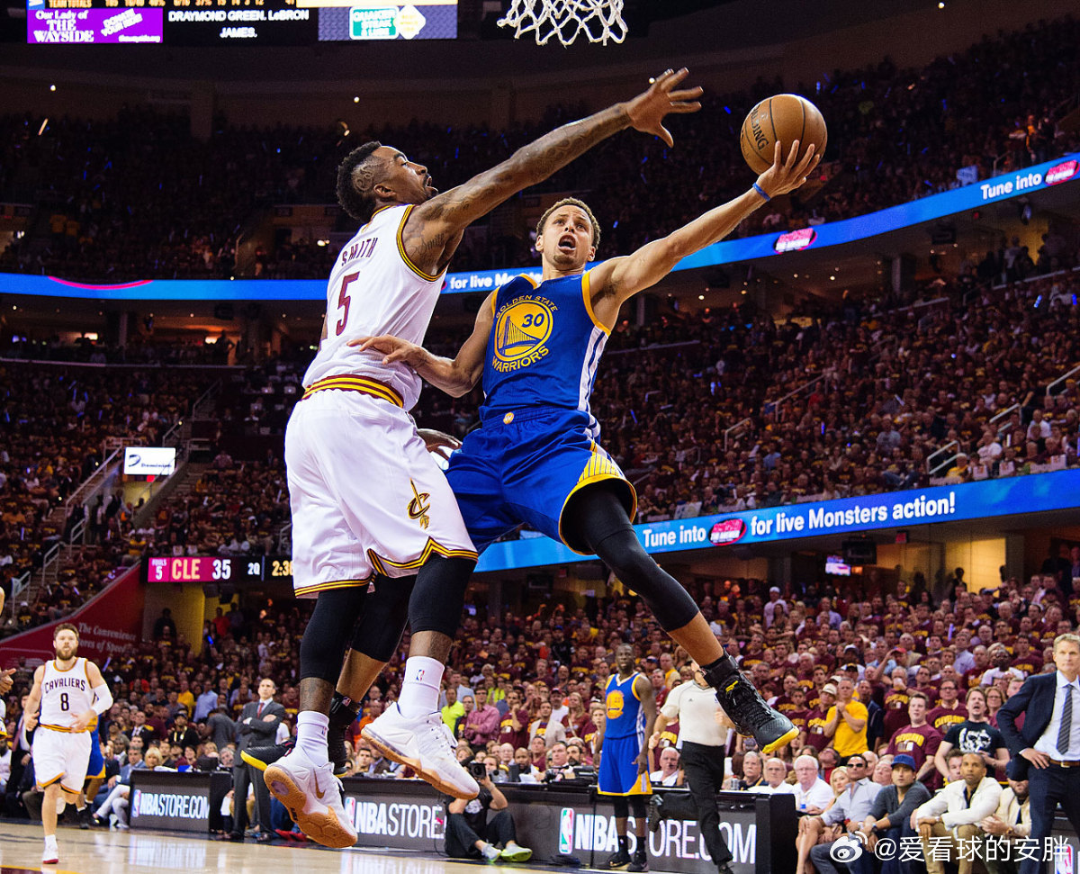 #NBA[超话]##起程nba中国赛2026# 
喜欢小牛的第15年 2015年
14-15赛季小牛换来帕森斯，隆多，蒙塔埃利斯，特里去了火箭
常规赛第七名，首轮被特里，哈登，霍华德的火箭4比1 淘汰
这赛季科尔执教勇士第一年，西决4 比1 淘汰火箭 
总决赛勇士4比2 骑士（骑士绝地七武士，欧文，勒福总决赛没打）
伊戈达拉 ​