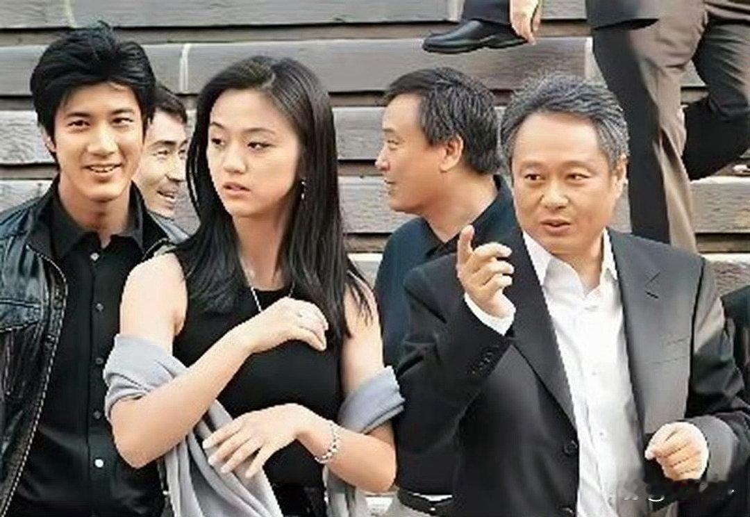 翻出汤唯大学时‏期的照片，终于理解﻿当年李安和‌梁朝伟⁠为啥选她演女主‌角了！ ​