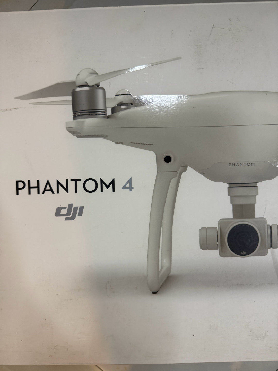 十年了，PHANTOM 4还在。
第一次飞还是PHANTOM 3，那是插上了翅膀的感觉。

无人机从起，到起飞，到现在……一言难尽啊。
 ​