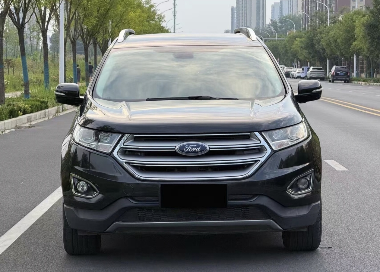 二手福特锐界，七座二手家用 SUV 真实体验
想找一台可以多人出行的二手家用 SUV，我实地看了好几台二手福特锐界，今天跟车友唠唠我的看车体验。
多人出行的家用场景，空间是我首要关注的点。锐界车内乘坐空间十分宽裕，第二排乘坐体验舒适，第三排能够满足短途出行的使用。后备箱在常规状态下装载能力可观，出门