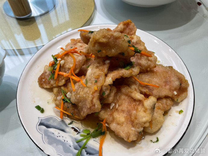 #彭小苒[超话]#周末来一盘香酥可口的锅包肉，幸福得很[哈哈] ​