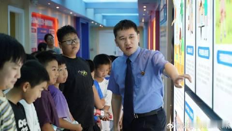 #法律[超话]##五检普法##鄂检新闻#【模拟法庭搬进基地，“法治剧本杀”让娃直呼犯罪只隔“冲动”一步⚖️】近日，十堰市茅箭区检察院法治教育基地迎来辖区暑期托管班的孩子，模拟法庭里“审判长”“公诉人”稚气未脱，VR体验、亲情会见等沉浸式场景打破“台上讲、台下听”的老套路，近两年已接待师生家 ​