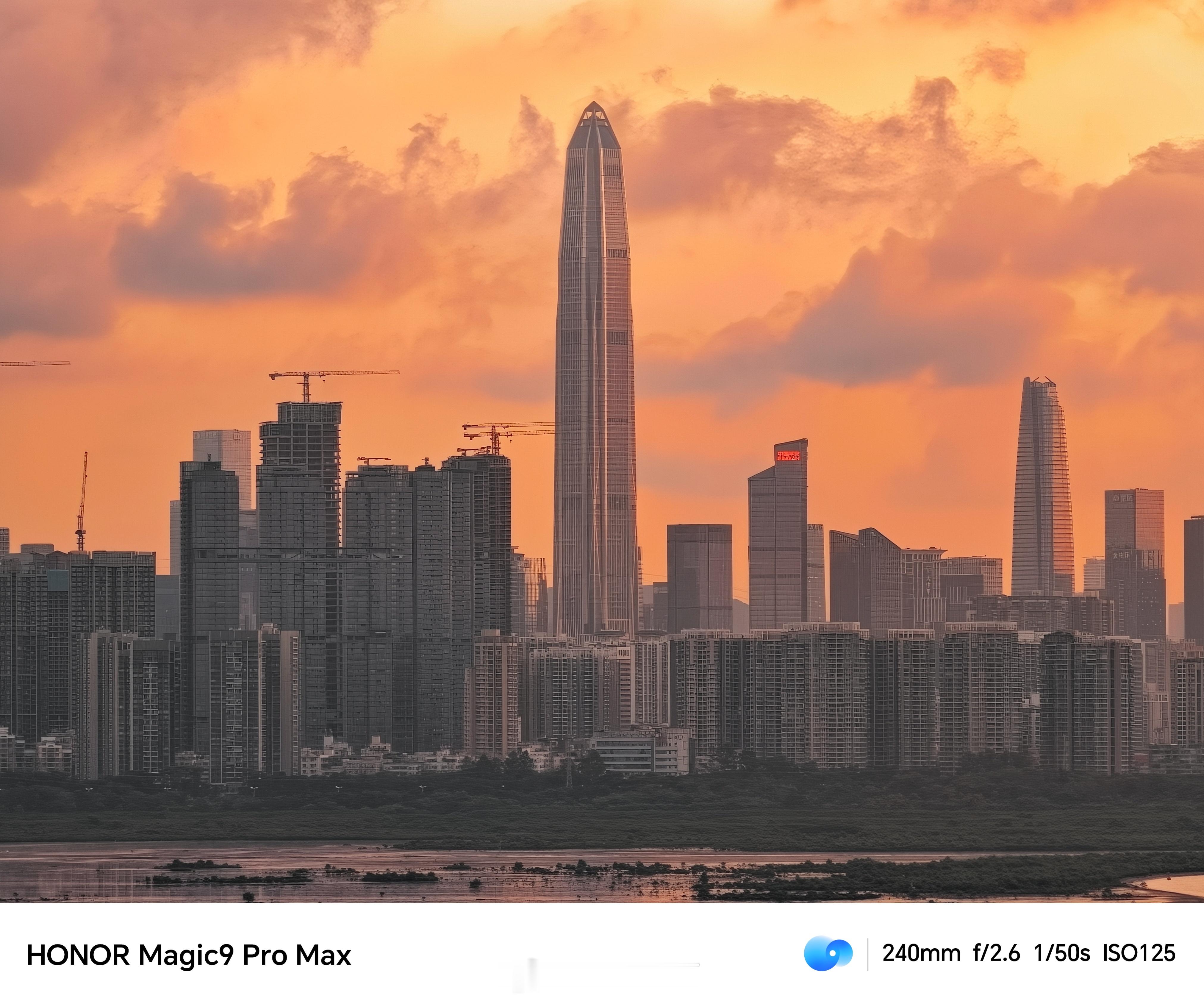 早啊 ！你见过早晨6点多的深圳吗？☀   

站在香港元朗眺望深圳清晨，用荣耀Magic9 Pro Max 依次调动85mm、170mm到240mm长焦，隔着深圳湾将远处深圳摩天楼的晨光细节尽数收纳。

2亿长焦带来的画质飞跃，让远距景色也保留细腻层次，清晰定格了这座城黎明时分的磅礴与浪漫。

这长焦画质，大家觉得怎么 ​