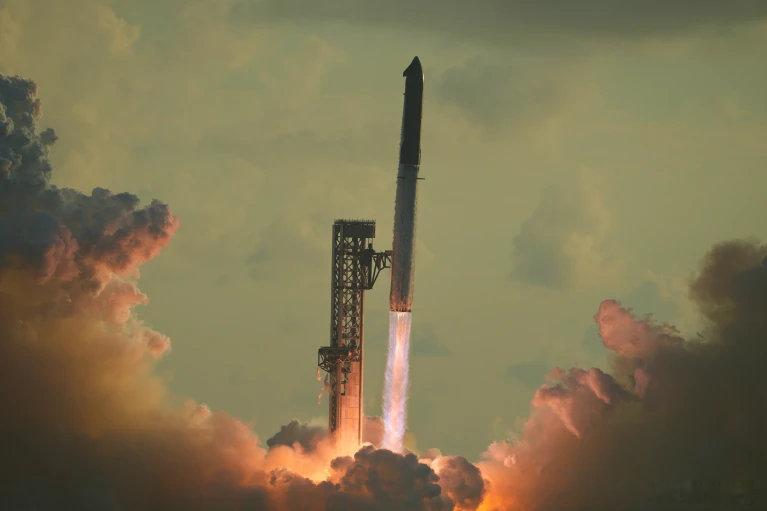入轨记

SpaceX星舰入轨，
在天上留下26颗小星星，
提前7小时返回地球，
AP说，总之，挣钱了。
因为一台发动机罢工，
计划差点泡汤。 ​