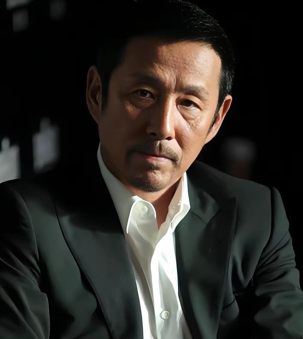 1982年陈道明和杜宪结婚时，杜宪已经是《新闻联播》的播音员，陈道明还在天津人艺跑龙套。两人经杜宪舅舅介绍认识，杜宪父母当时坚决反对。陈道明没有说什么漂亮话，自己考上了中戏，1992年杜宪想去美国做访问学者，他推掉片约陪着去了。后来陈道明红了，杜宪想退下来带孩子，他拦着不让，说你不能只在家里待着。四