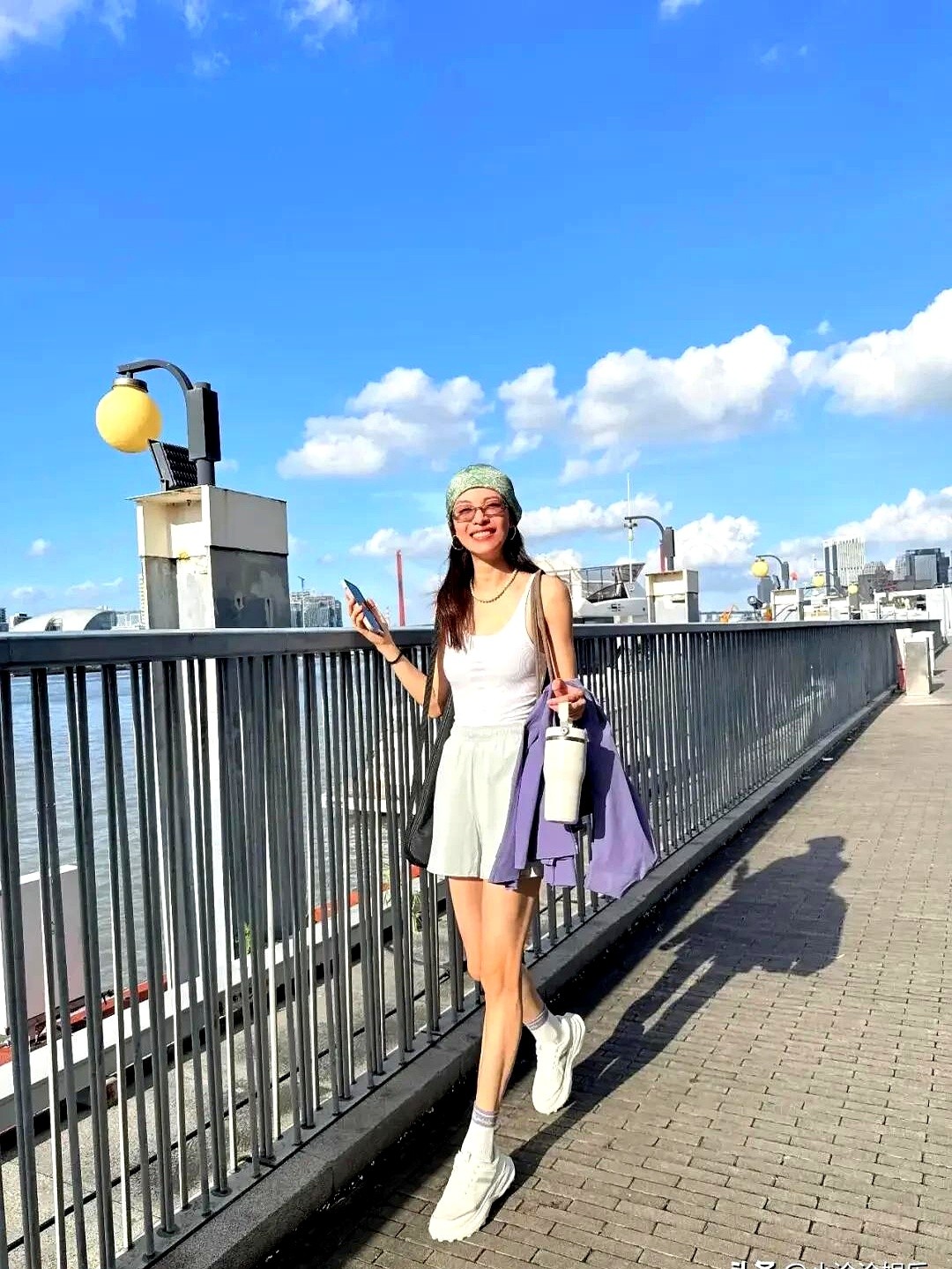 内娱女明星最能打的生图，往往不是在红毯，而是在球场。

钟楚曦假期晒了一组打羽毛球的随拍，这腿是真的绝。连最简单的运动装都能穿出这效果，又长又细又直。

这优越的线条，平时运动肯定没落下。

说实话，看惯了那些精致到头发丝的红毯造型，这种松弛鲜活的状态反而更抓人眼球。红毯可以靠高定和打光，但这球场上