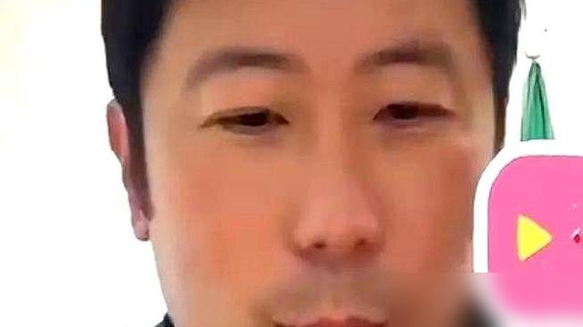 老婆刚赢过王曼昱，他转头就在直播里说“那纯属吃了顿饺子”。
乒乓球教练雷洋，最近直播力挺王曼昱决赛必胜。有网友不干了，直接翻旧账：你老婆韩莹不是4比3爆冷赢过王曼昱吗？这话你怎么圆？
雷洋没躲，原话特直白：那次就是“吃了顿饺子”，超水平发挥，不能当常态。
43岁的韩莹还在打，世界排名第16，多
