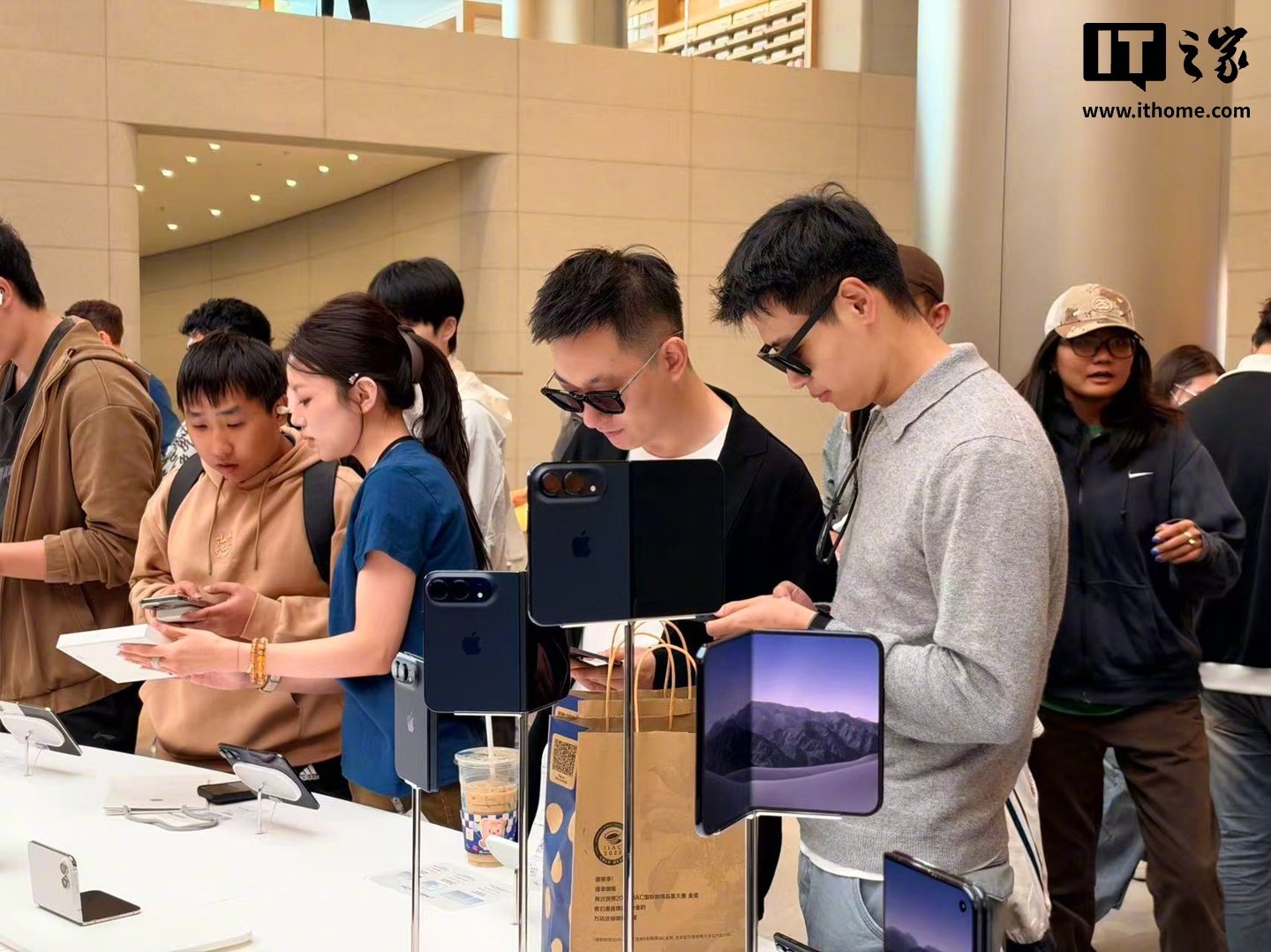 【消息称苹果在全国 Apple Store 安排移动 / 联通 / 电信工作人员坐镇，现场为 iPhone Duo 取货顾客安排 eSIM 激活】随着 iPhone Duo 发售，苹果在全国 Apple Store 零售店安排移动、联通、电信工作人员驻店，顾客现场取货即可完成 eSIM 激活，无需再跑营业厅。中国移动同步表示将推动 eSIM 线上自…… ​