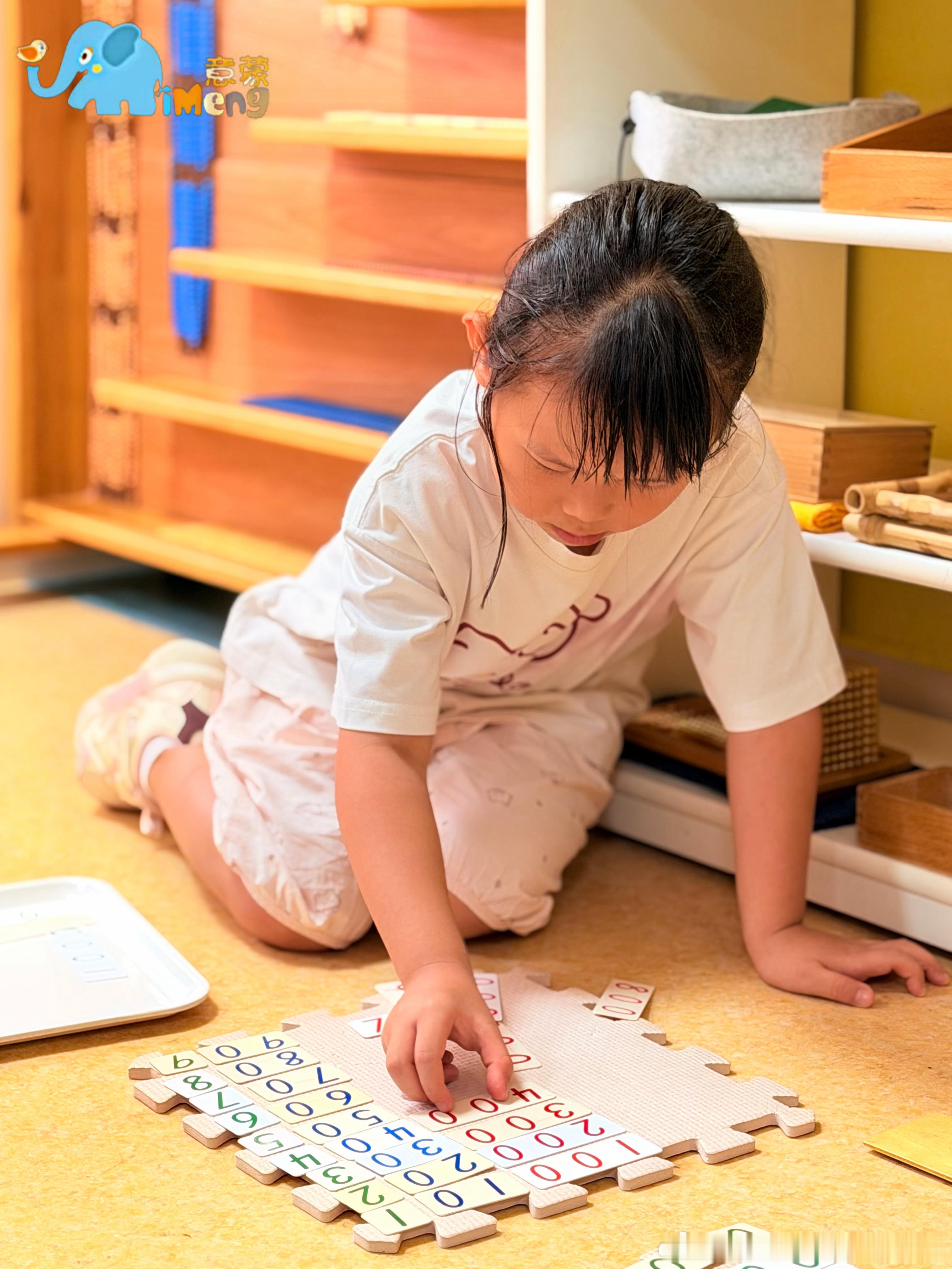 📢：孩子独立性差？
孩子什么都要大人帮？意蒙滨江“帮助我自己做”来帮你。

✅独立性培养方式
· 蒙氏“帮助我自己做”理念
· 日常生活区：自己吃饭、穿衣、收拾、倒水、擦桌子
· 儿童尺寸家具教具，老师不包办只引导
✅我们的特色
· 纯正蒙氏混龄 + 正面管教 + 因材施教
· 0-6岁分层英语（蒙特梭利 ​