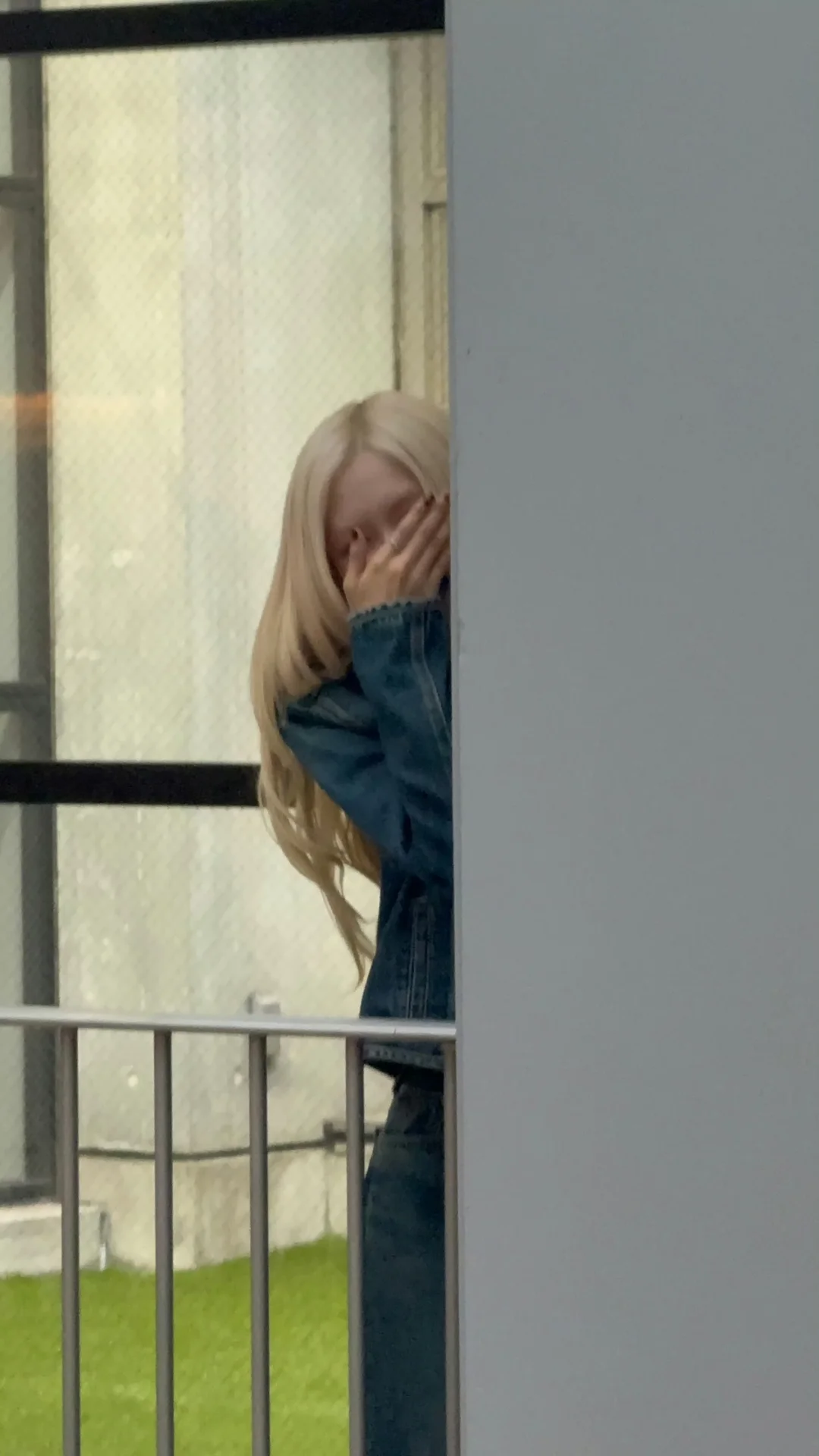 此彩英萌物就这样躲在柱子后面害羞呀[哇R]
cr logo
#朴彩英 #rosé