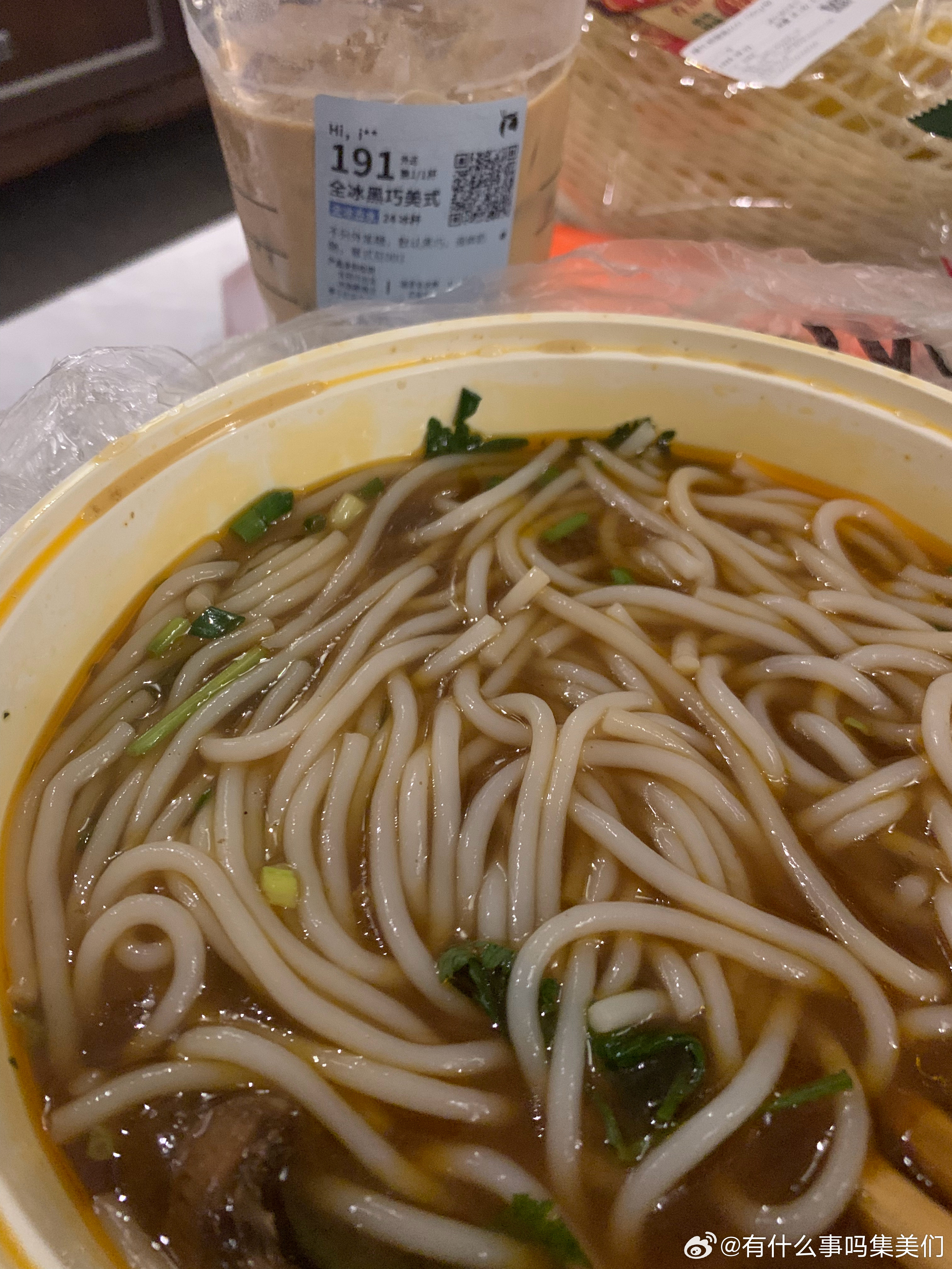 在看吴京的《镖人》，吴京现在当主角的电影总给人一种确定感，就是不管他和谁打起来，他总能赢。
最近跑步有一些好处，就是逐渐不馋油腻食物，抖音也全变成励志减肥运动擦边视频，缺点就是睡眠不好，因为知道自己睡眠不好所以睡得不好时会暴躁，半夜被猫吵醒吼了它，但其实它也只是想躺在我肩膀旁，由 ​