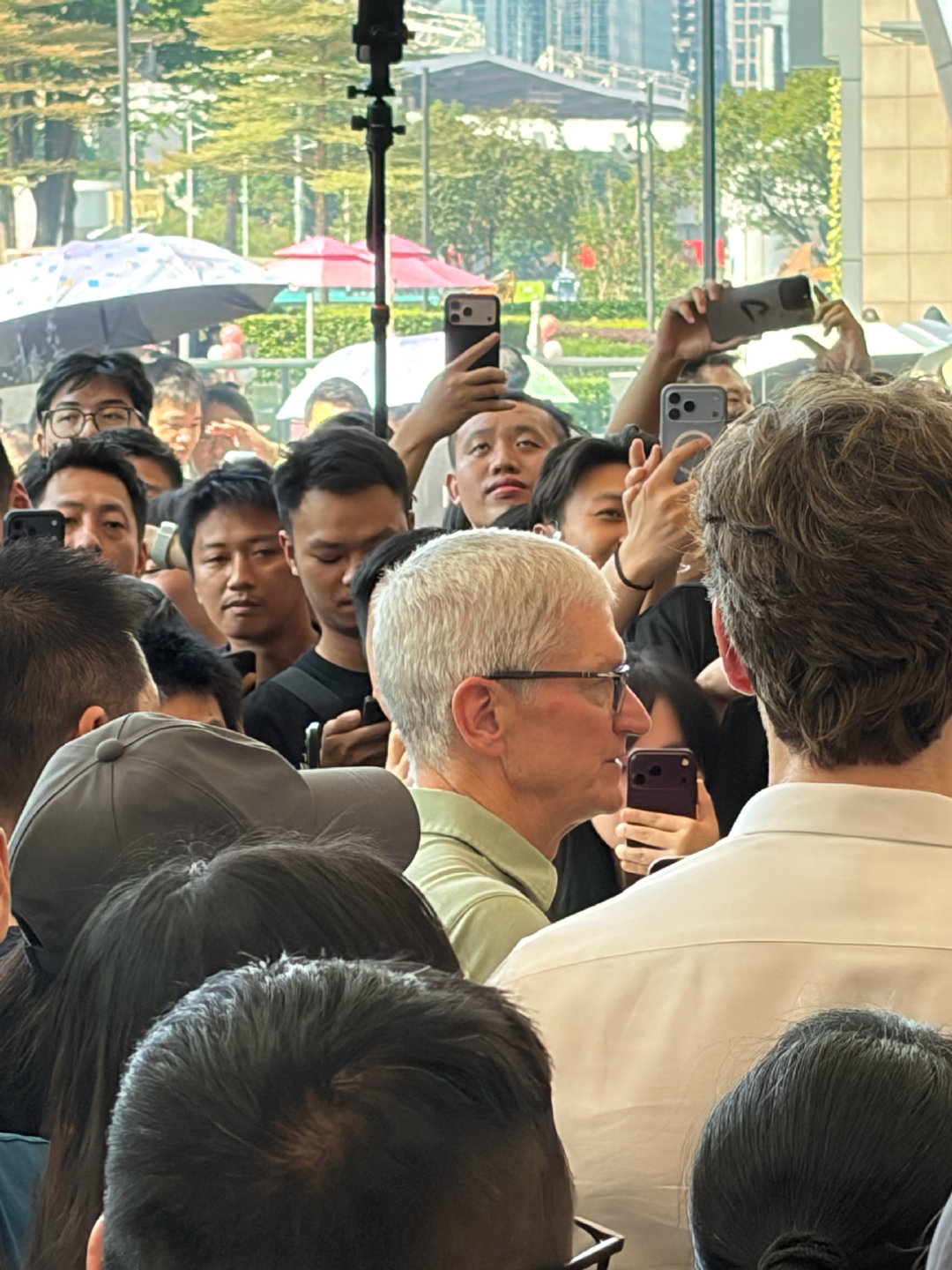刚刚，Tim Cook 现身广州 Apple 天环广场[yeah]

#尝鲜派在现场# ​​​​