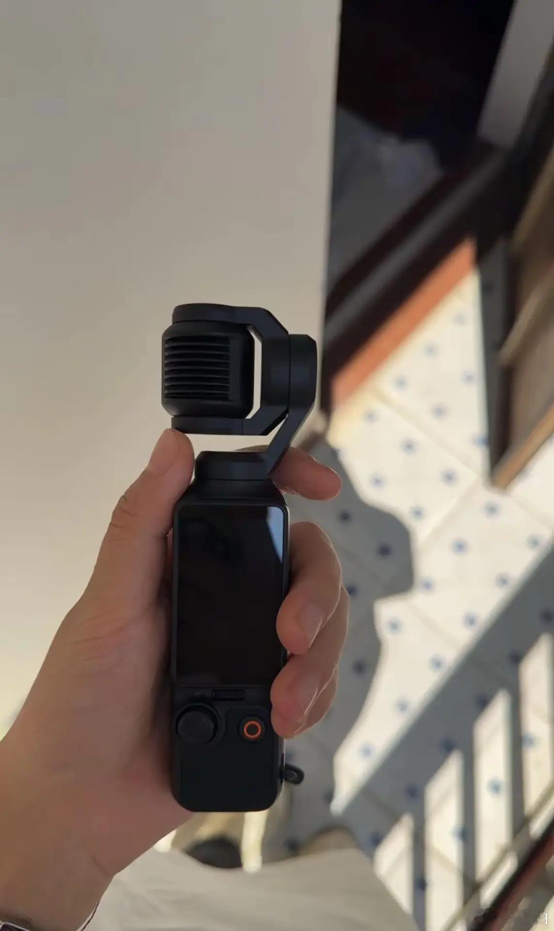 分手闲置大疆Pocket3680随缘出
这台大疆Pocket3是前男友当初送我的从头到尾就只用过三次分开之后每次看见都挺膈应的索性低价转手不想留着相关东西机子成色很新机身没磕碰划痕屏幕一直贴膜云台拍摄全部功能完好原装充电线和收纳壳都齐全原价两千多680诚心出支持当面自提线上可以直接转账机子实拍视频我 ​
