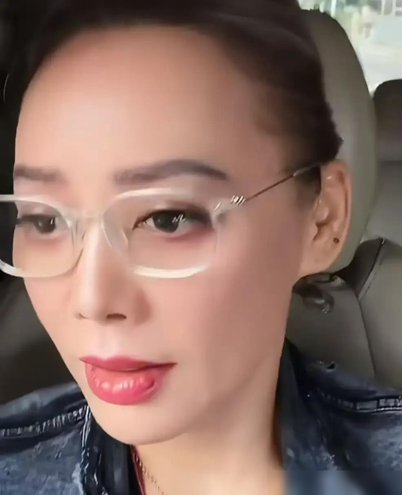 藏了11年的花少2内幕，被宁静直接爆出来了！
宁静说，当年正片只放了全部素材的5%，剩下95%的真实冲突全被剪掉。
网友催要完整版母带，宁静调侃再问就要被销毁，行业专家称，11年过去母带大概率早就不存在。
当年传的嘉宾打架是方言误会，宁静还爆，杨洋井柏然当年干了超多体力活，工作强度大到离谱。